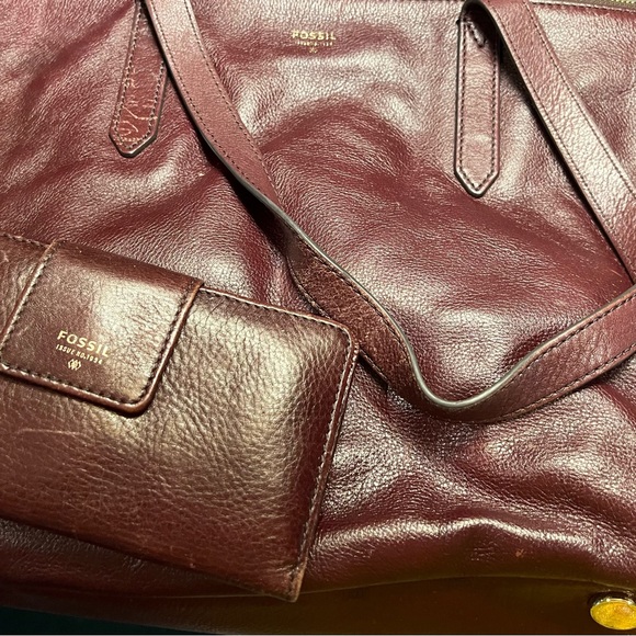 Fossil Leather tote w/matching wallet - Picture 3 of 3